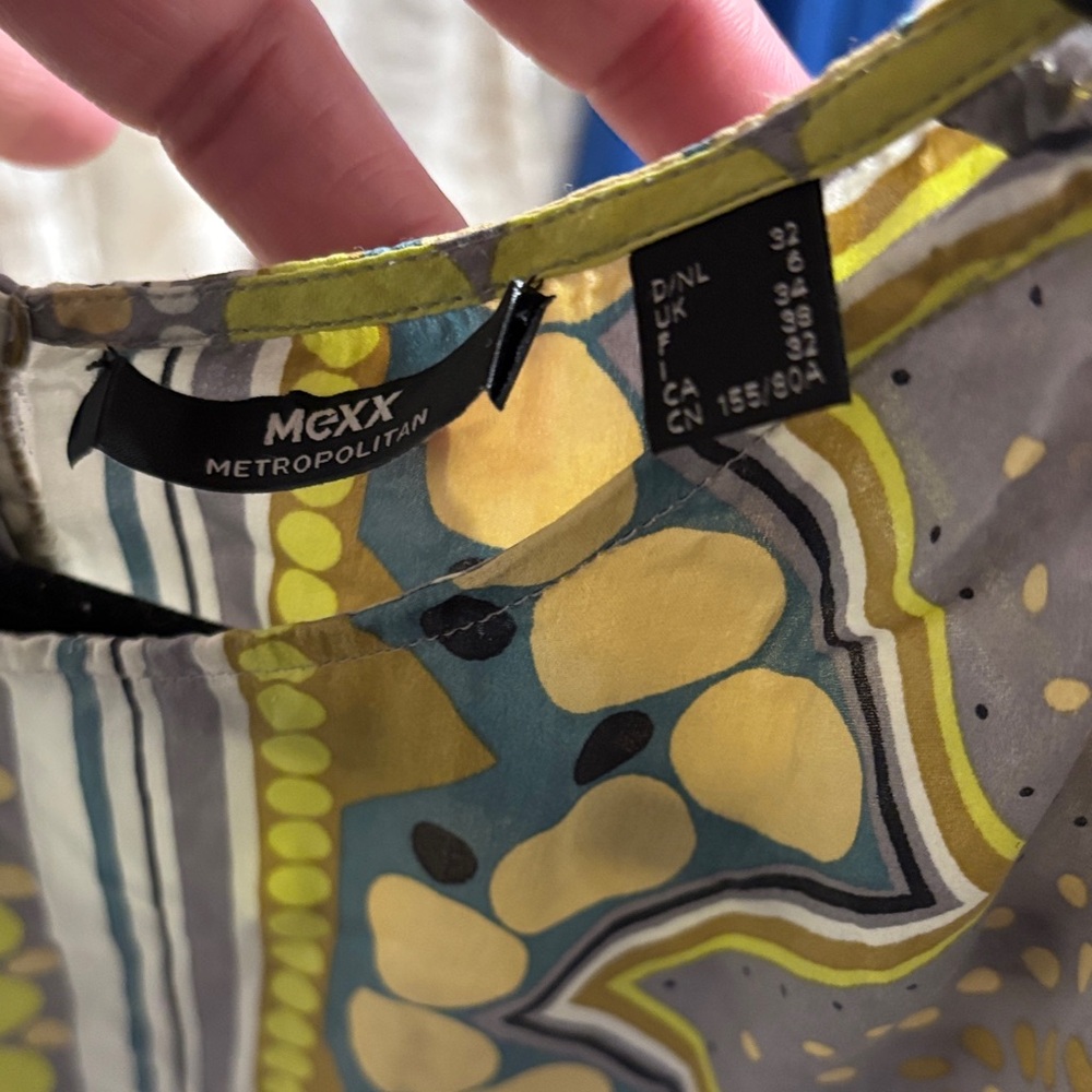 PTP18’MEXX sleeveless Top 100% SILK (soie) devant—->top can stretch -fits medium